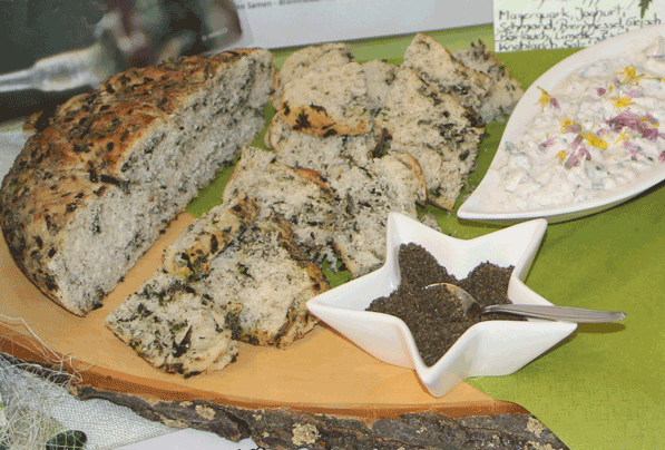 Brennnessel-Brot mit Wildkräuter-Quark und gerösteten Brennnessel-Samen